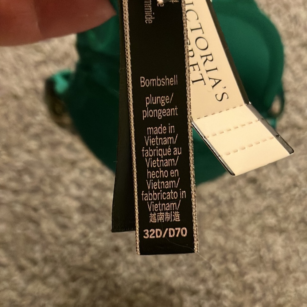 Victoria’s Secret bombshell plunge bra - Picture 4 of 10